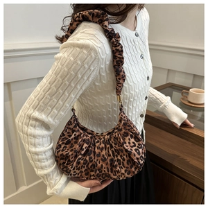 Détails du sac bandoulière plissé à motif léopard montrant la forme de demi-lune