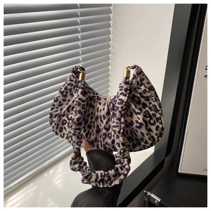 Détail du sac léopard avec poignée froncée et anneau de connexion en métal doré de luxe