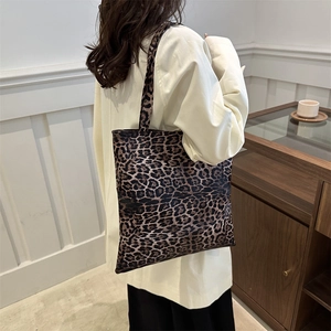 Retro leopard print canvas tote bag with large capacity for daily casual style