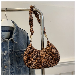Détail du sac à bandoulière léopard plissé avec anneaux dorés et texture en tissu fin