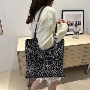Retro leopard print tote bag for women featuring a spacious design and wide shoulder straps