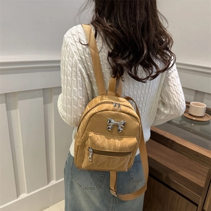 Mini sac à dos kaki chic pour femmes avec nœud métallique et tissu en nylon durable