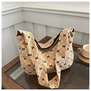 Borsa a spalla in velluto a coste beige con stampe di fiocchi neri e trapuntatura