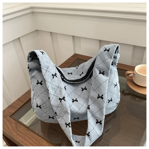 Borsa tote in velluto a coste azzurro con motivo a fiocchi neri e tracolla larga