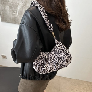 Sac à bandoulière chic imprimé léopard avec détails plissés et boucles dorées tendance