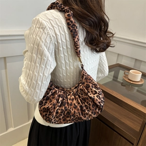 Sac croissant vintage à imprimé léopard avec bandoulière froncée et boucles dorées