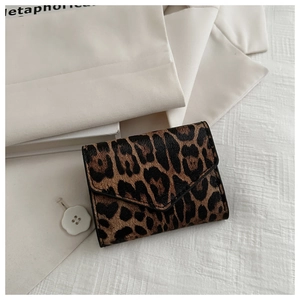 Dettaglio della pochette a busta leopardata con trama in finta pelliccia e cuciture fini