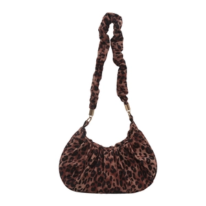 Sac hobo chic à imprimé léopard plissé avec des détails de quincaillerie dorée