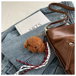 Ciondolo peluche orsetto marrone con gancio dorato e nodo su borsa stile vintage