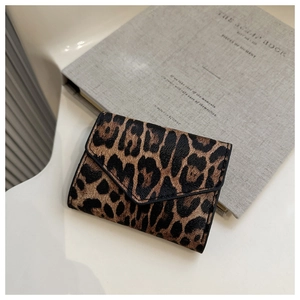 Dettaglio del portafoglio corto leopardato con patta a busta e finitura in pelle martellata