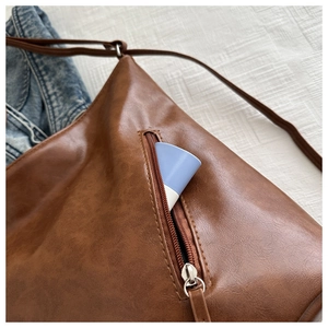 Dettaglio della borsa vintage in pelle PU marrone con tasca frontale a zip funzionale