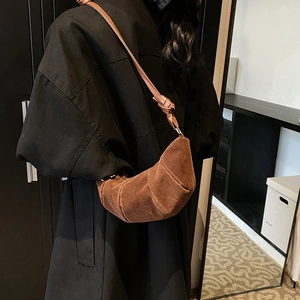 Borsa a mezzaluna in camoscio marrone con nodo, borsa a tracolla minimalista stile francese