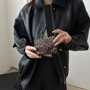 Elegante pochette a busta leopardata in pelle con design pieghevole per donne alla moda