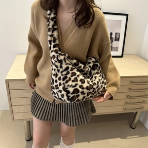 Grand sac hobo en peluche à motif léopard avec bandoulière large pour femme