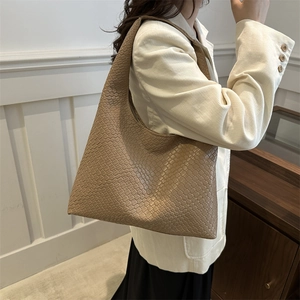 Grand sac hobo marron à texture tressée au design rétro pour portage à l'épaule