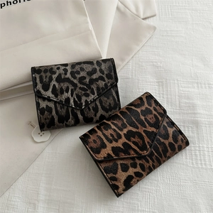 Elegante portamonete a bustina con stampa leopardata in ecopelle marrone e grigio freddo