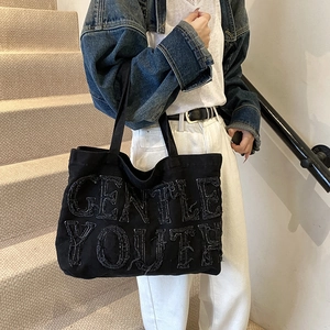 Sac fourre-tout en toile noire avec broderie Gentle Youth et bords effilochés décontracté