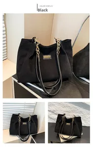 Détail du sac fourre-tout en velours côtelé noir avec patch mode et bandoulière chaîne