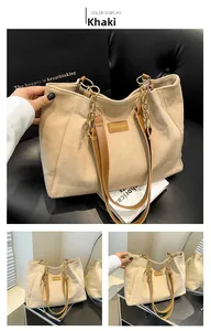 Détail de la texture du sac fourre-tout en velours côtelé kaki avec cuir PU marron