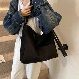Minimalist black suede tote bag with large capacity and vintage solid color shoulder design
