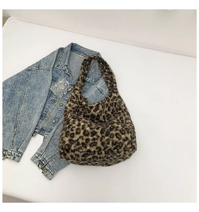 Détail du sac cabas en fausse fourrure léopard avec bandoulière intégrée et texture douce