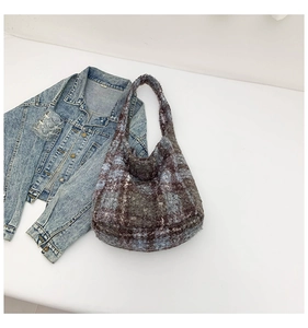 Détail du sac cabas à carreaux en polaire pelucheuse bleue et marron douce