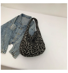 Détail du sac bandoulière en peluche avec motif léopard et texture douce en fausse fourrure