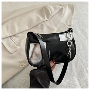Detailansicht der schwarz-silbernen PU-Leder-Patchworktasche mit metallischen Ketten