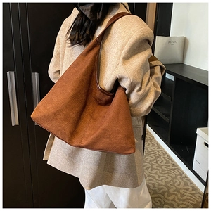 Bruine suède shopper tas met grote capaciteit en een minimalistisch retro ontwerp