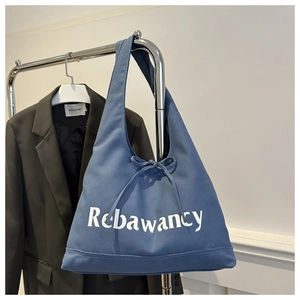 Detail van de blauwe canvas tas met Rebawancy-print en trekkoord strik decoratie