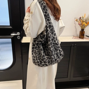 Grand sac cabas léopard en peluche pour femme, porté à l'épaule avec un trench-coat blanc