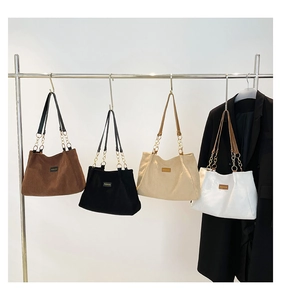 Détail de sacs cabas en velours côtelé de quatre couleurs avec anses en chaîne