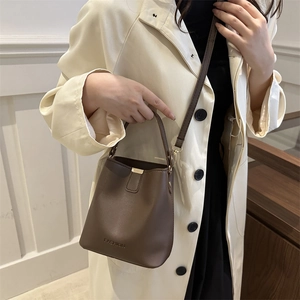 Elegante borsa a secchiello in pelle marrone con manico e tracolla regolabile da donna