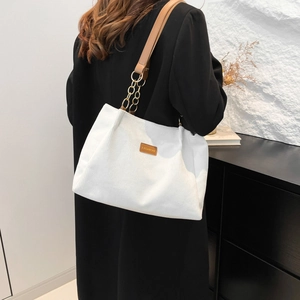 Sac fourre-tout en velours côtelé blanc avec bandoulière en cuir et chaîne dorée