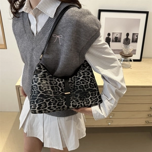 Schicke Hobo-Tasche mit Leopardenmuster, schwarzen Lederriemen und goldenen Details