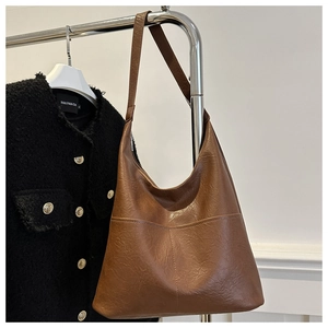 Gros plan sur un sac cabas marron en similicuir grainé avec coutures et grand volume