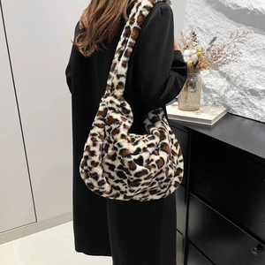 Borsa a spalla alla moda con stampa leopardata in soffice ecopelliccia per lo stile invernale