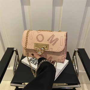 Sac à Bandoulière Femme en Cuir PU Imprimé Lettres Vintage Chaîne Dorée Serrure en Cœur Sac Carré Urban Messenger