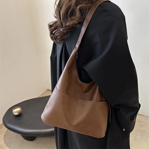 Sac hobo en cuir marron pour femme avec large bandoulière et coutures décoratives