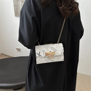 Sac bandoulière blanc imprimé lettres avec chaîne dorée et fermoir cœur aux pierres colorées