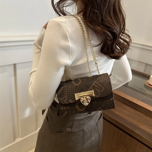 Petit sac carré marron rétro avec imprimé lettres et fermoir cœur sur bandoulière