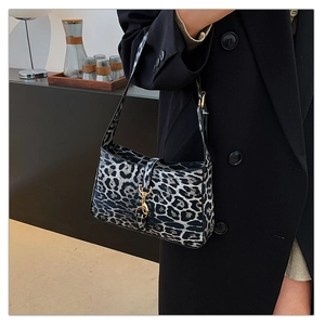 Détail du sac léopard avec fermoir doré et fine bandoulière porté par un mannequin