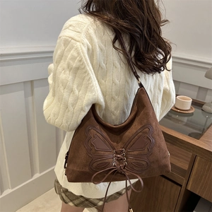 Sac hobo vintage en daim marron avec décor de papillon et bandoulière pour femme
