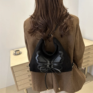 Sac hobo rétro en daim noir avec patch papillon en cuir et détails de laçage chic