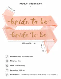 Detailansicht der rosa Satinschärpe 'Bride to be' mit Goldfolienprägung und 160 cm Länge