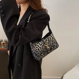 Sac sous le bras tendance avec imprimé léopard et fermoir doré pour femmes