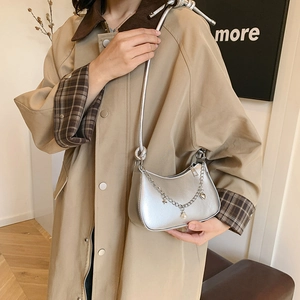 Sac sous le bras argenté métallisé avec breloques perles et bandoulière chic