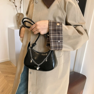 Sac à épaule chic en cuir verni noir avec chaîne de perles et breloques cœur étoile