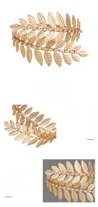 Détail du bracelet de bras feuille dorée avec nervures et strass blancs brillants