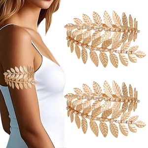 Détail du bracelet de bras en forme de feuille dorée orné de strass scintillants